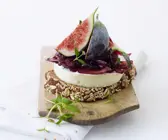 Brie-Snack mit Zwiebelchutney und Feigen