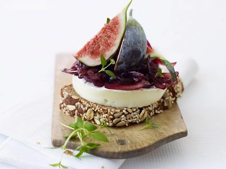 Brie-Snack mit Zwiebelchutney und Feigen