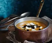 Kürbissuppe mit Pastinake und Käse