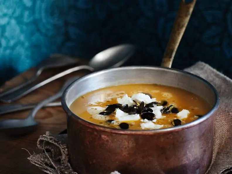 Kürbissuppe mit Pastinake und Käse