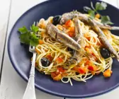 Pasta mit Oliven und Sardellen