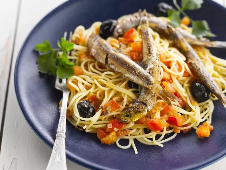 Pasta mit Oliven und Sardellen
