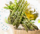 Gegrillter grüner Spargel mit Meersalz