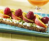 Brot mit Joghurt, Früchten und Honig