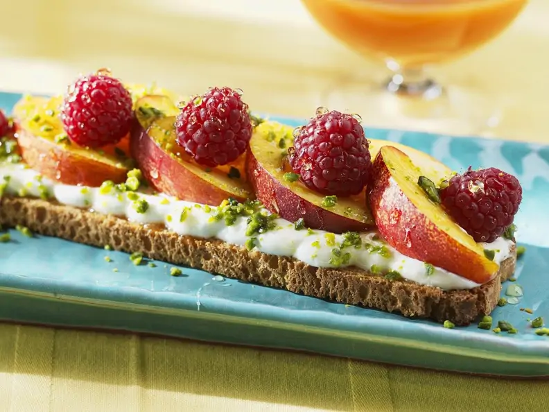 Brot mit Joghurt, Früchten und Honig