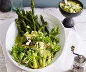 Grüner Spargel mit Kräutern