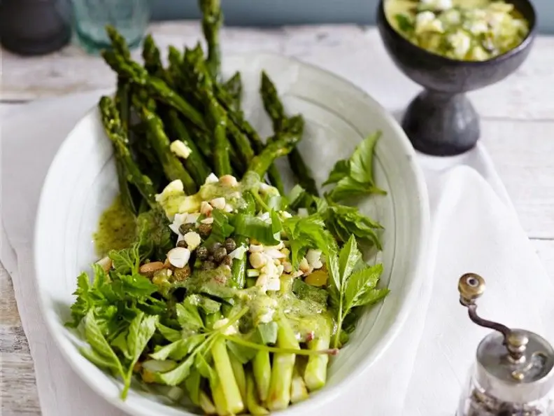 Grüner Spargel mit Kräutern