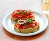 Baguettescheiben mit Tomaten und Basilikum