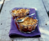 Crumble mit Rhabarber und Brombeeren