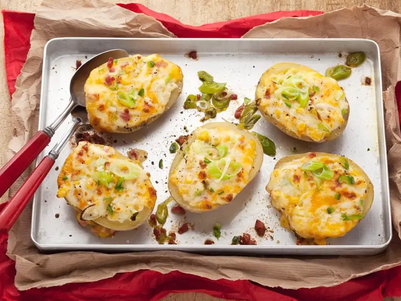 Baked Potatoes mit Käse, Speck und Mais