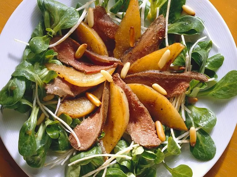 Feldsalat mit Hase und Birne