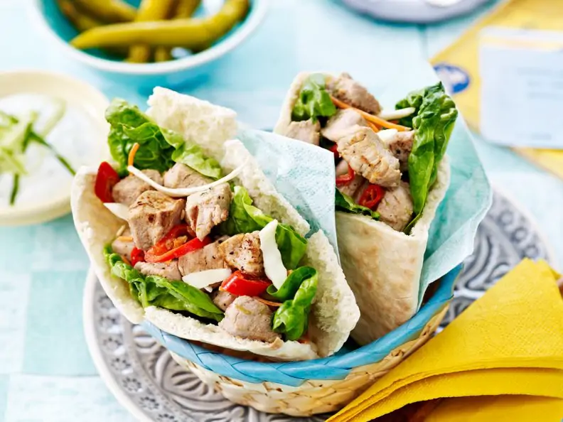 Pitatasche mit Kalbsfleisch und Salat