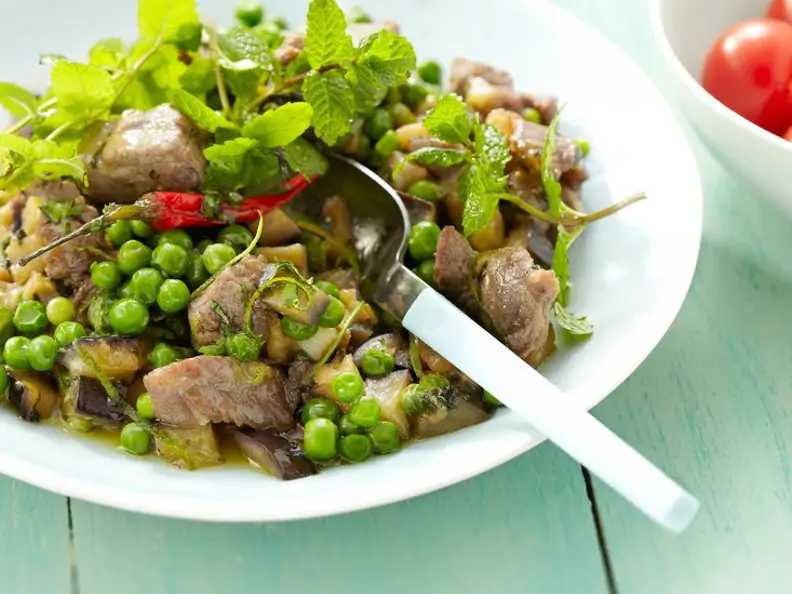 Lammragout mit Erbsen und Minze