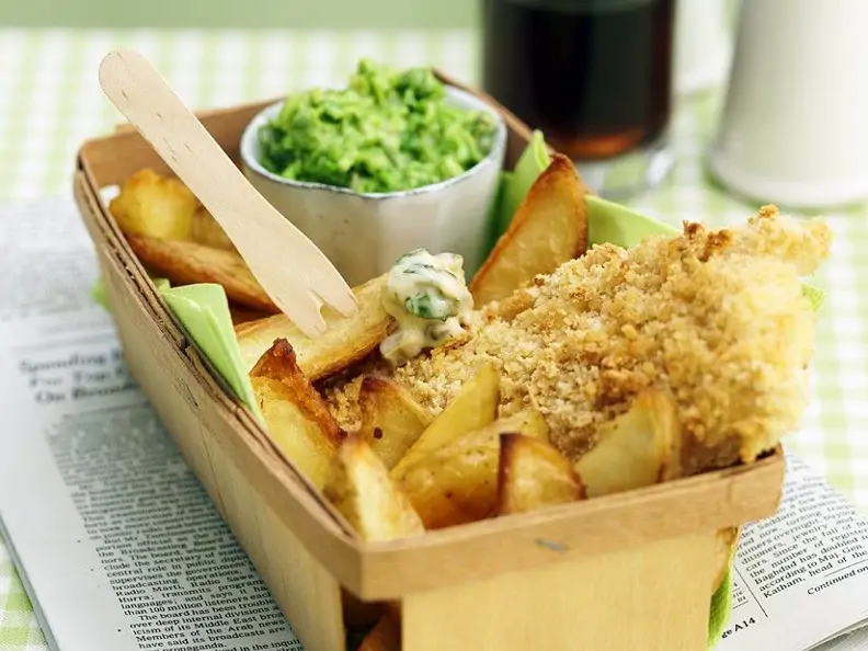Frittierte Fischhäppchen mit Chips