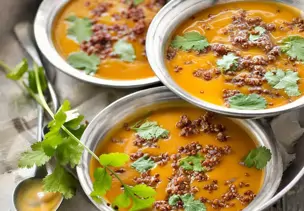 Süßkartoffelsuppe mit roter Quinoa