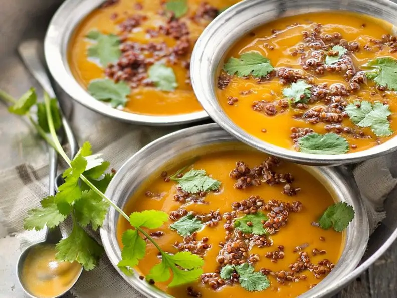 Süßkartoffelsuppe mit roter Quinoa