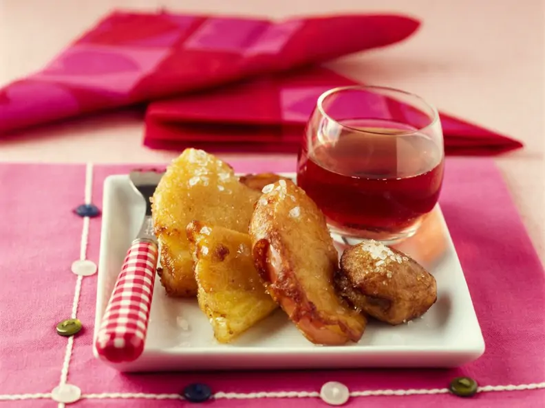 Obst im Backteig mit Fruchtsirup