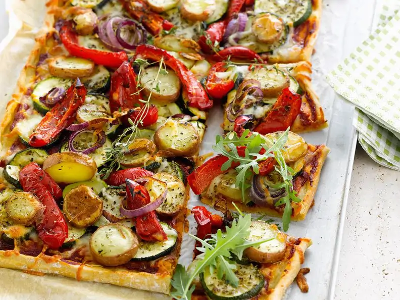 Zucchini-Paprika-Pizza mit Kartoffeln