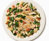 Salat mit Penne, Spinat und Hähnchenbrust