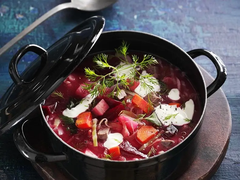 Gemüsesuppe mit Roter Bete und Suppenfleisch
