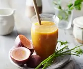 Maracuja-Smoothie mit Papaya und Petersilie