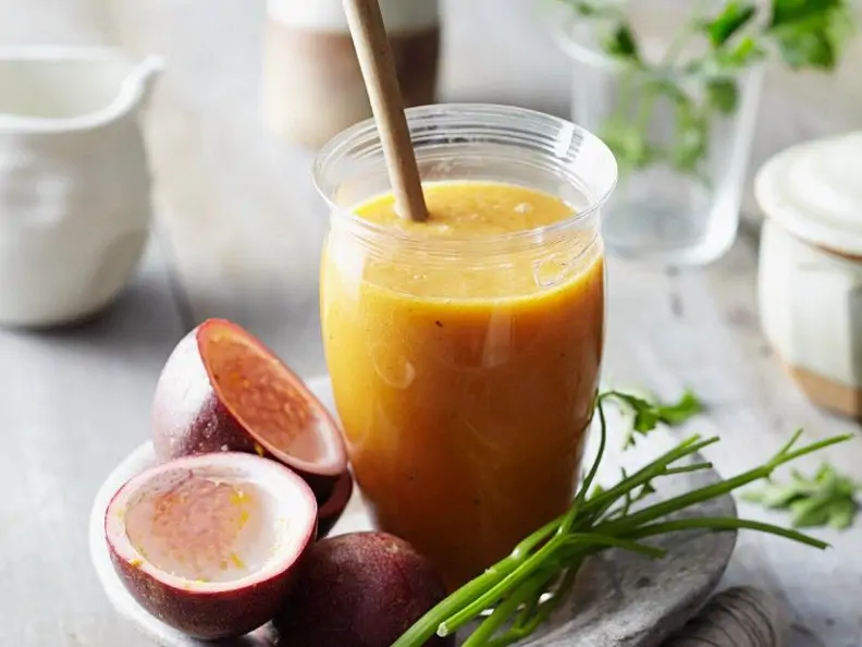 Maracuja-Smoothie mit Papaya und Petersilie