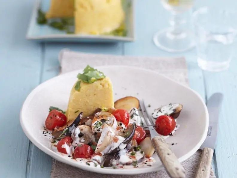 Polentaschnitte mit Pilz-Tomaten-Sauce