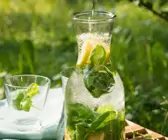Zitronenlimonade mit Basilikum