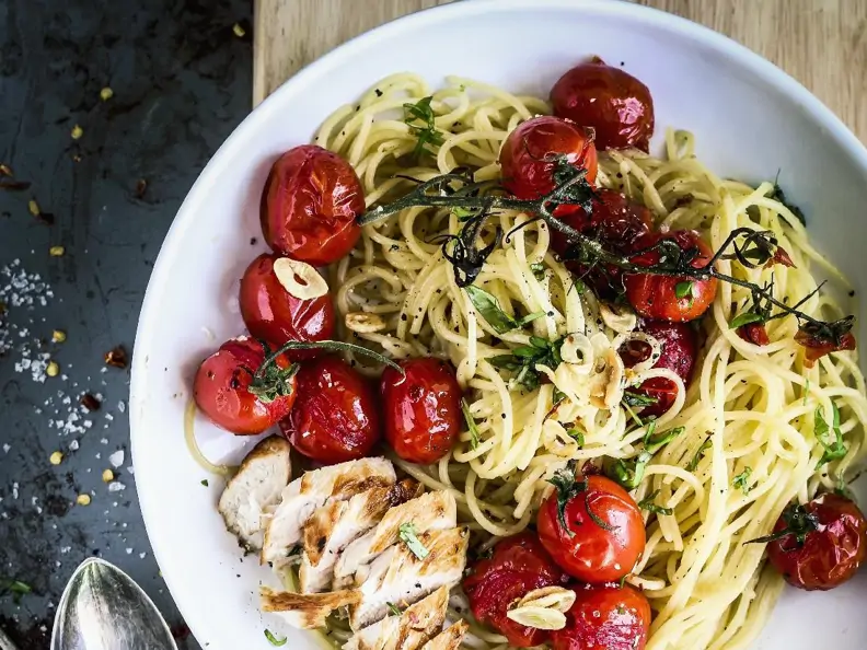 Spaghetti mit Knoblauchtomaten und Hähnchen