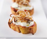 Bruschetta mit Büffelmozzarella und Röstzwiebeln
