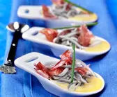 Baby-Aale mit Ibérico-Schinken auf Knoblauchmayonnaise
