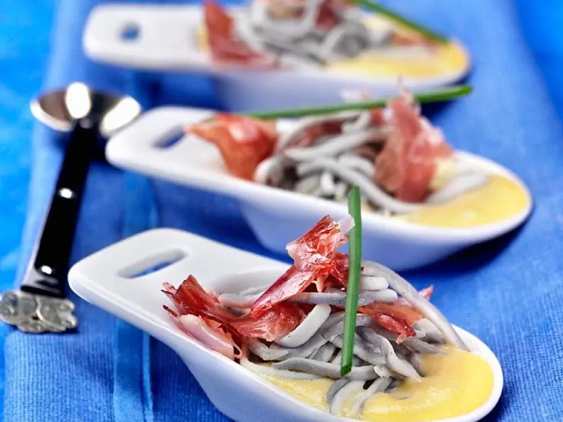 Baby-Aale mit Ibérico-Schinken auf Knoblauchmayonnaise