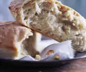 Frisches Weißbrot mit Pinienkernen