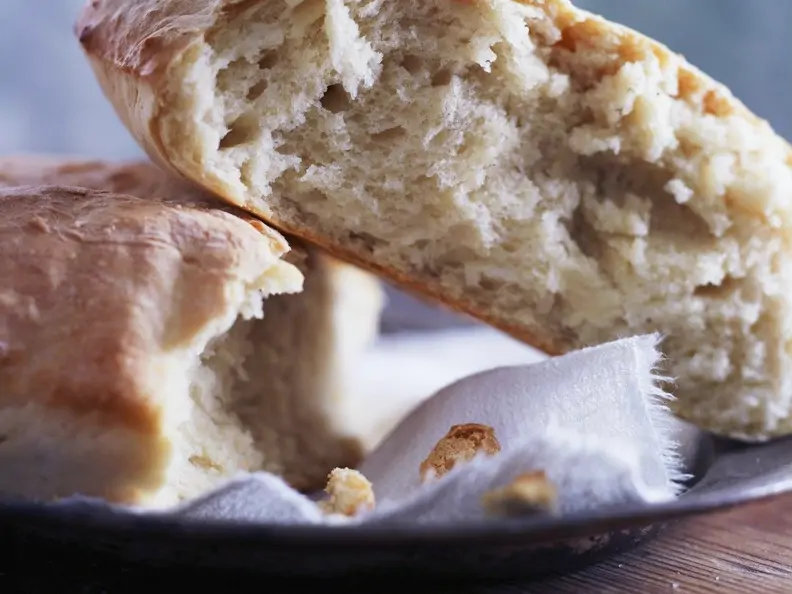 Frisches Weißbrot mit Pinienkernen