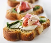 Röstbrote mit Basilikum, Prosciutto und Mozzarella