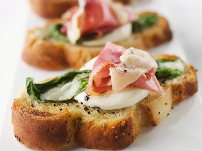 Röstbrote mit Basilikum, Prosciutto und Mozzarella
