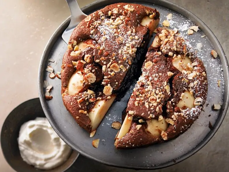 Birnen-Schokokuchen mit Haselnüssen