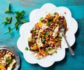 Salat mit Halloumi, Kichererbsen und Minze