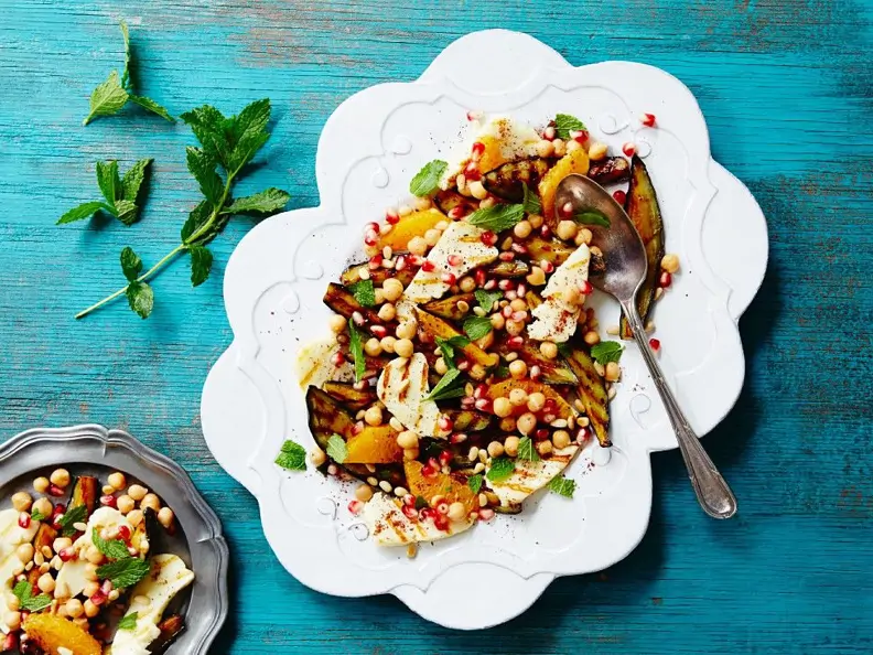 Salat mit Halloumi, Kichererbsen und Minze