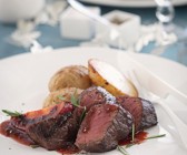 Filet vom Hirsch mit Tamarillo und Kartoffeln