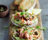 Avocado-Forellen-Brote