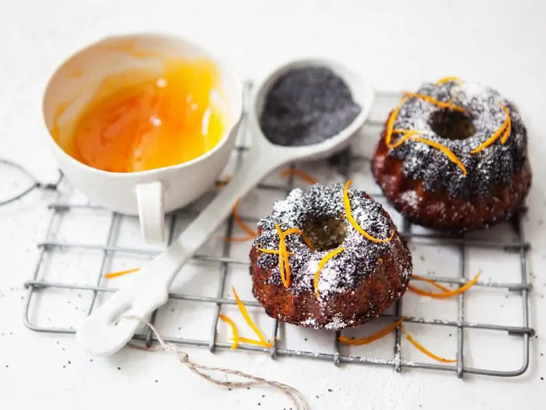 Kleiner Mohn-Gugelhupf mit Marzipan