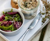 Terrine mit Kaninchen, glatter Petersilie und Schalotten