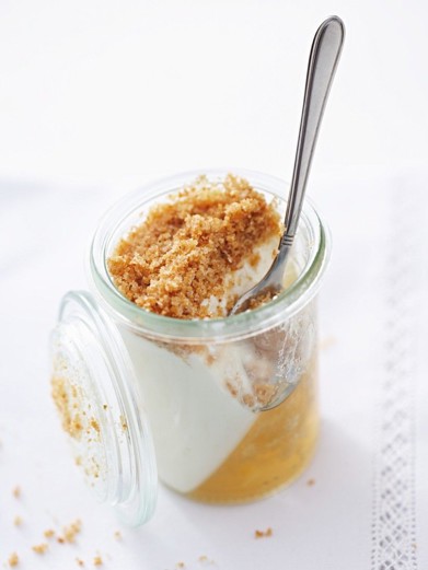 Lockeres, leichtes Quarkdessert mit frischen Holunderblüten und Keks–Topping!