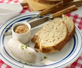Weißwürste mit Brot und Senf