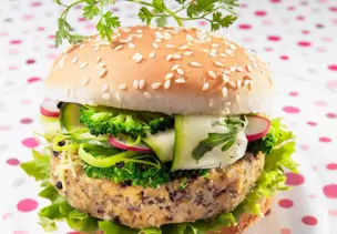 Burger mit Tofu und Brokkoli