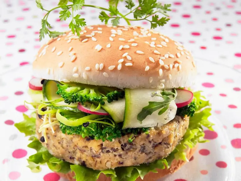 Burger mit Tofu und Brokkoli