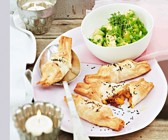 Filo-Süßkartoffel-Täschchen und Avocadosalat