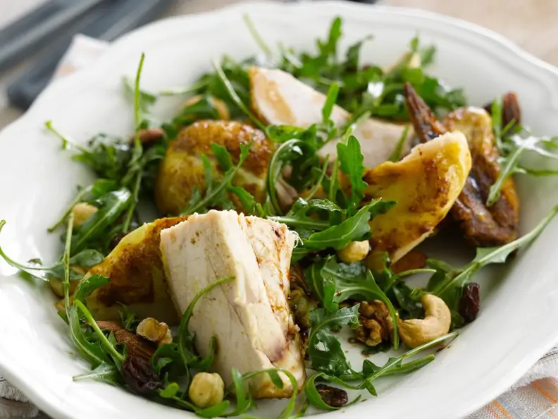 Rucolasalat mit Hähnchen und Nüssen