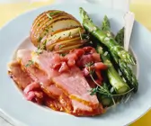 Schinkenbraten mit Gemüse und Rhabarbersauce